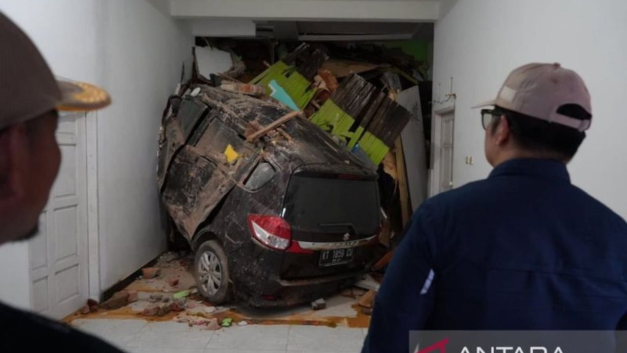 Longsor akibat lahan bekas tambang ilegal di Kutai Kartanegara mengakibatkan 14 rumah rusak dan empat warga luka-luka,  menunjukkan dampak buruk penambangan tanpa reklamasi.