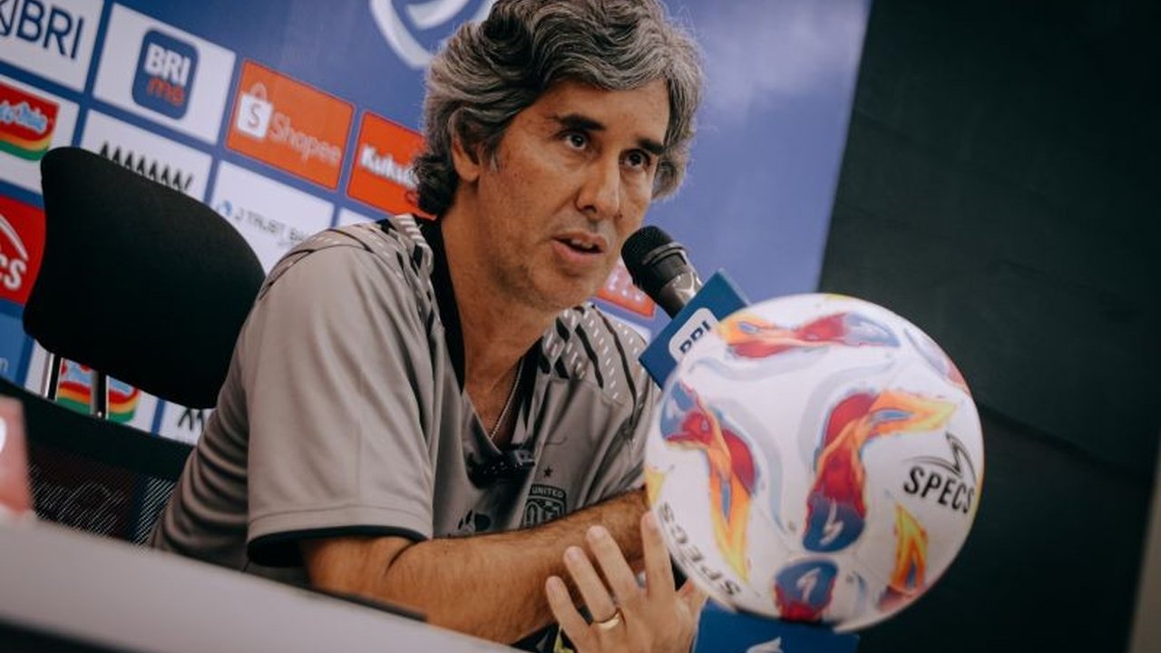 Pelatih Bali United, Stefano Cugurra atau Teco, mengusulkan penggunaan wasit asing di Liga 1 Indonesia untuk meningkatkan kualitas dan kompetisi, serta memberikan sanksi pada wasit yang melakukan kesalahan.