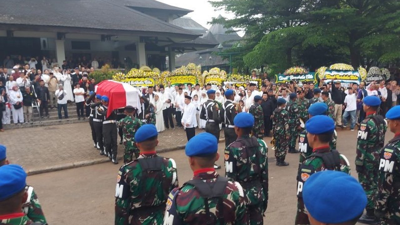 Presiden Prabowo Subianto mengenang jasa Mayjen TNI (Purn) Eddie Marzuki Nalapraya sebagai tokoh kunci dalam melestarikan dan memajukan pencak silat Indonesia di kancah nasional maupun internasional.