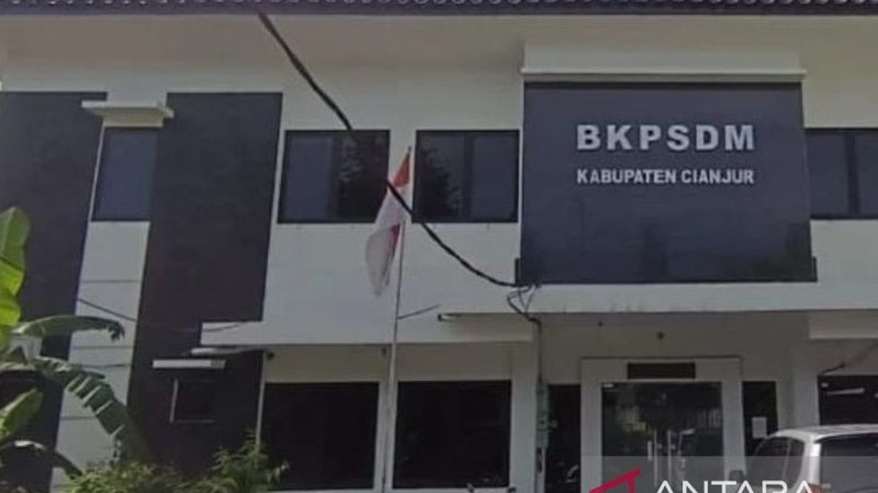 Pemerintah Kabupaten Cianjur melantik 3.559 CPNS dan PPPK formasi 2024 pada 14 Mei 2024, untuk memenuhi kebutuhan di berbagai sektor.