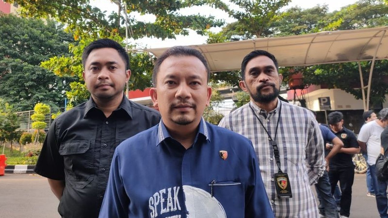 Polres Metro Jakarta Barat menangkap debt collector inisial J yang melakukan kekerasan fisik terhadap karyawan pabrik di Cengkareng saat menagih utang ratusan juta rupiah.