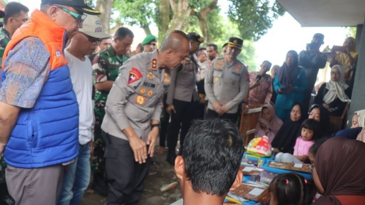 Kapolda Jabar dan Pangdam III Siliwangi memberikan bantuan kepada keluarga korban ledakan amunisi di Garut yang menewaskan 13 orang, sebagai bentuk empati dan dukungan pemerintah.