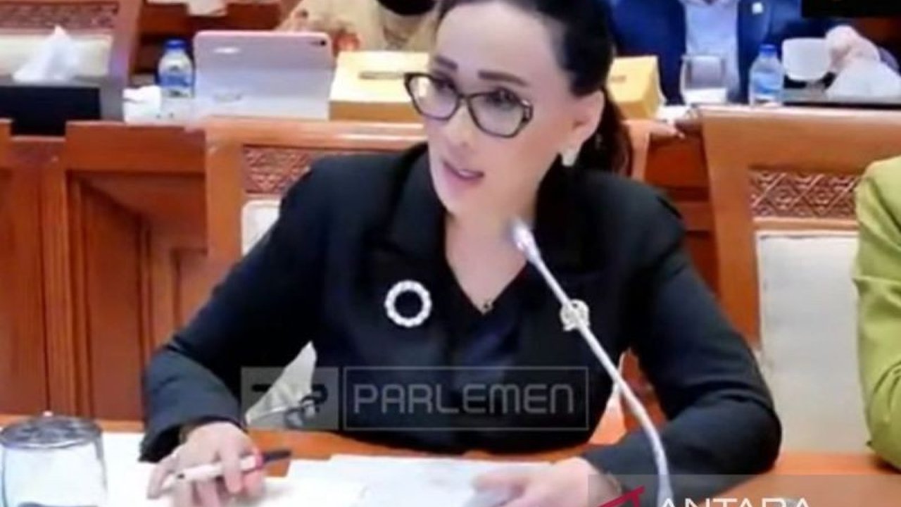 Anggota Komisi I DPR RI Amelia Anggraini mendesak TNI untuk melakukan pemusnahan amunisi di lokasi steril pasca-tragedi Garut yang menewaskan belasan jiwa, serta meminta relokasi gudang amunisi yang berada di dekat pemukiman.