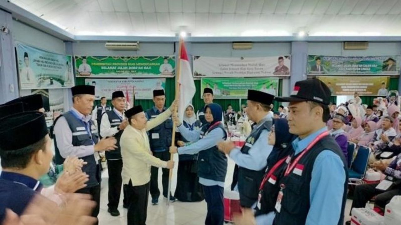 Sebanyak 3.999 calon haji Riau telah berangkat ke Madinah, Arab Saudi, dengan kloter terbanyak berasal dari Pekanbaru, untuk menunaikan ibadah haji.