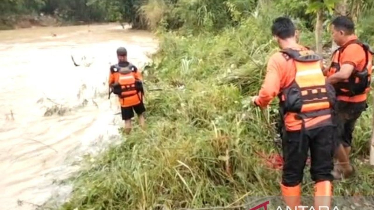 Bocah 12 Tahun Terseret Arus Sungai di Pamekasan, Tim Gabungan BPBD Lakukan Pencarian
