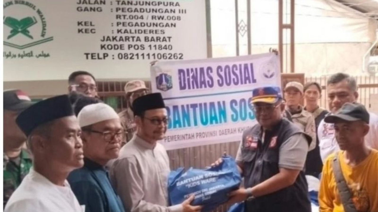 Dinas Sosial DKI Jakarta menyalurkan bantuan logistik kepada warga Kamal dan Pegadungan, Kalideres, Jakarta Barat yang rumahnya rusak akibat puting beliung.