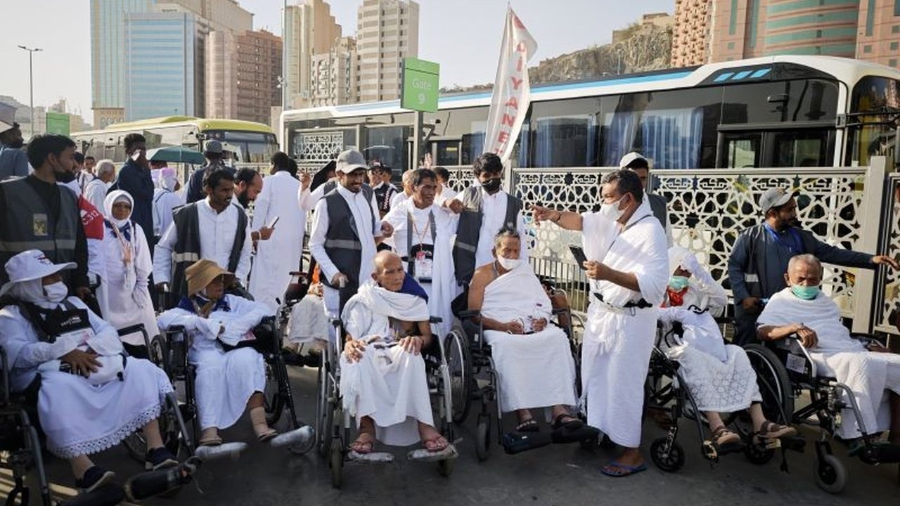 Jamaah Haji Diminta Gunakan Payung di Makkah, Suhu Capai 42 Derajat Celcius