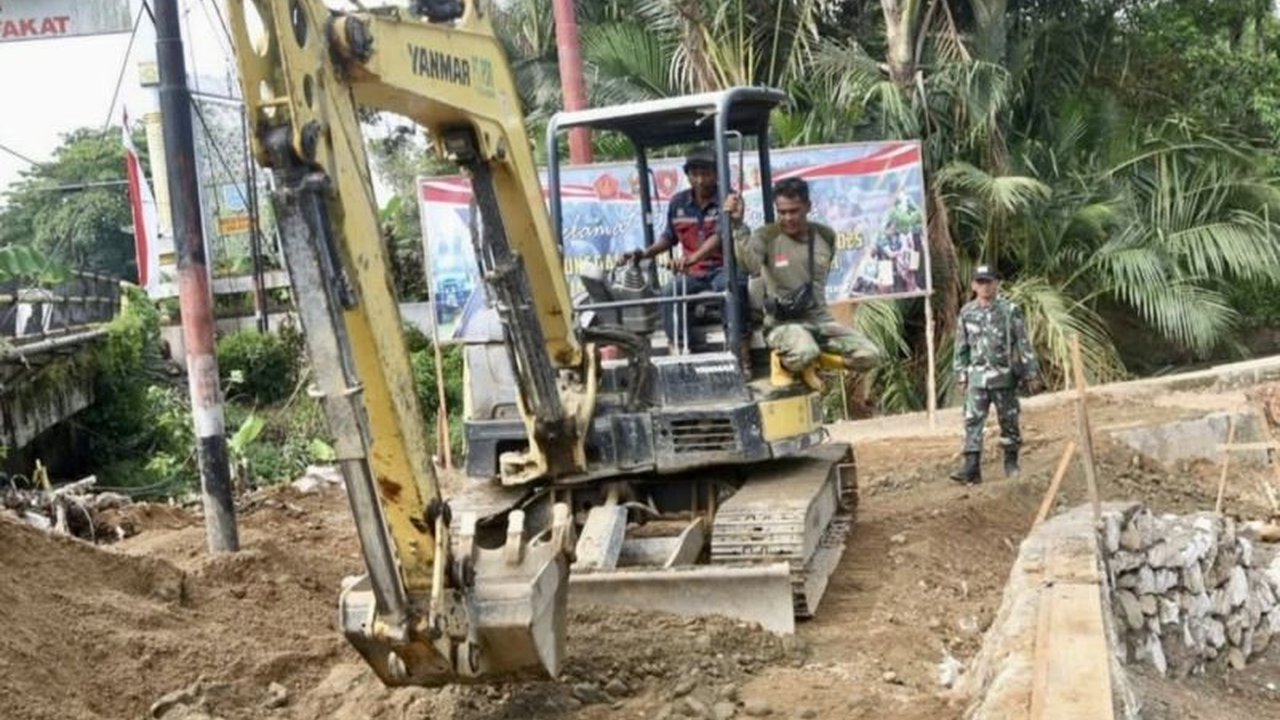 Satgas TMMD Kodim 1002/HST membangun jalan sepanjang 1,03 km di Desa Pengambau Hilir Luar, Kalsel, untuk memudahkan akses petani dan meningkatkan perekonomian warga.