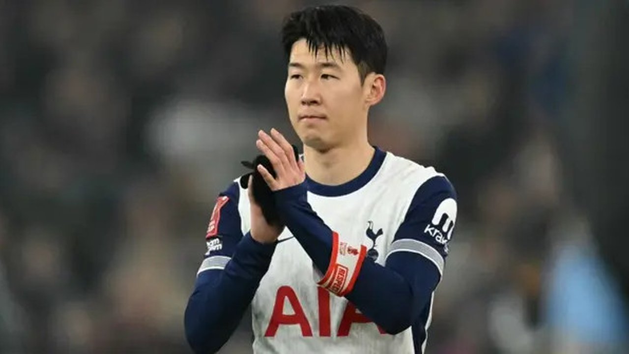Striker Korea Selatan #07, Son Heung-Min, dari Tottenham Hotspur bertepuk tangan kepada para penggemar setelah pertandingan putaran keempat Piala FA Inggris antara Aston Villa dan Tottenha