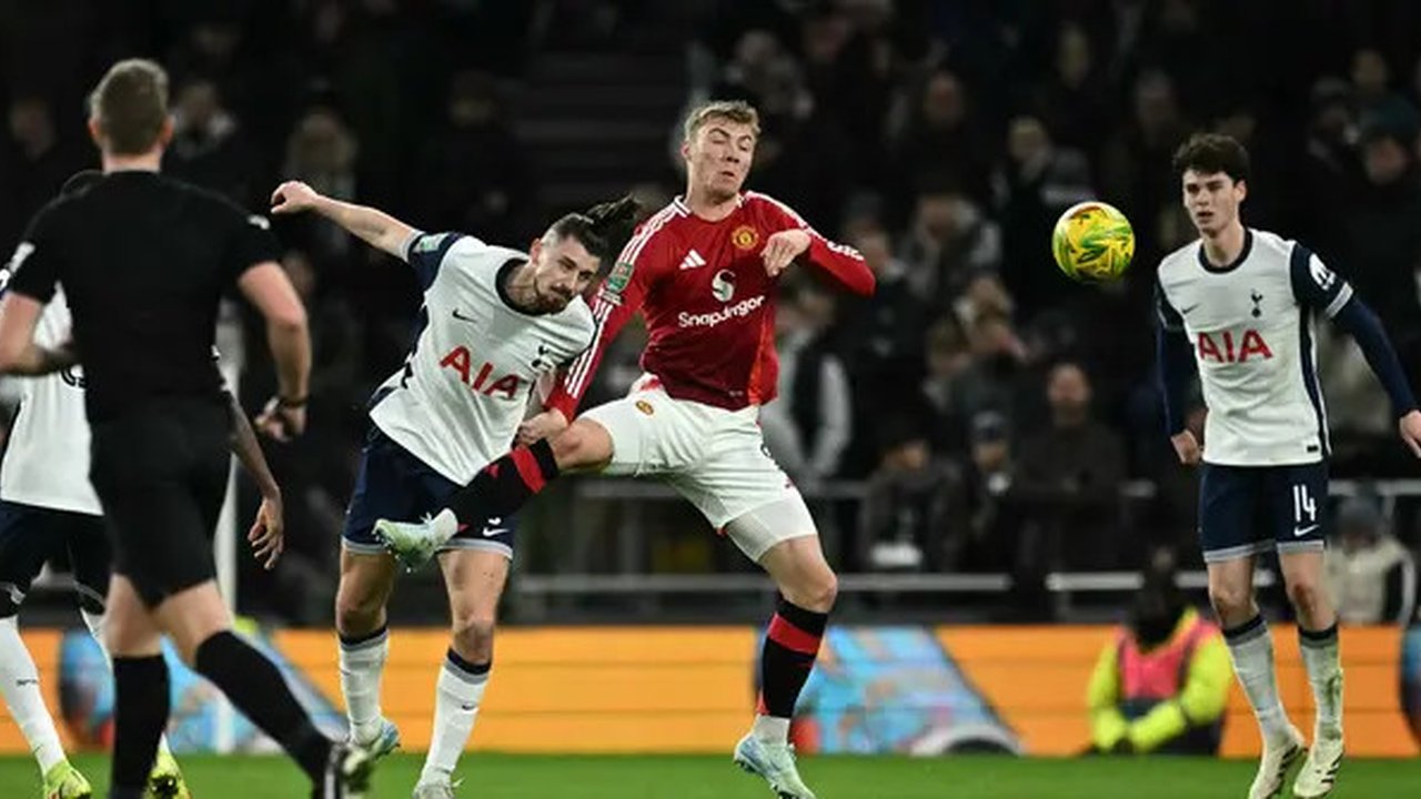 Bek Tottenham Hotspur asal Rumania #06 Radu Dragusin (C) berebut bola dengan penyerang Manchester United asal Denmark #09 Rasmus Hojlund selama pertandingan perempat final Piala Liga Inggr