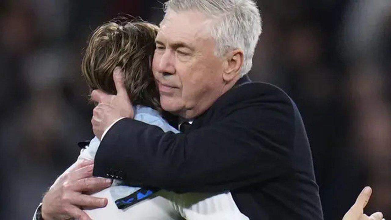 Pemain Real Madrid, Luka Modric berpelukan dengan pelatih Carlo Ancelotti setelah laga lanjutan Liga Spanyol 2023/2024 melawan Sevilla di Stadion Santiago Bernabeu, Madrid, Spanyol, Senin (26
