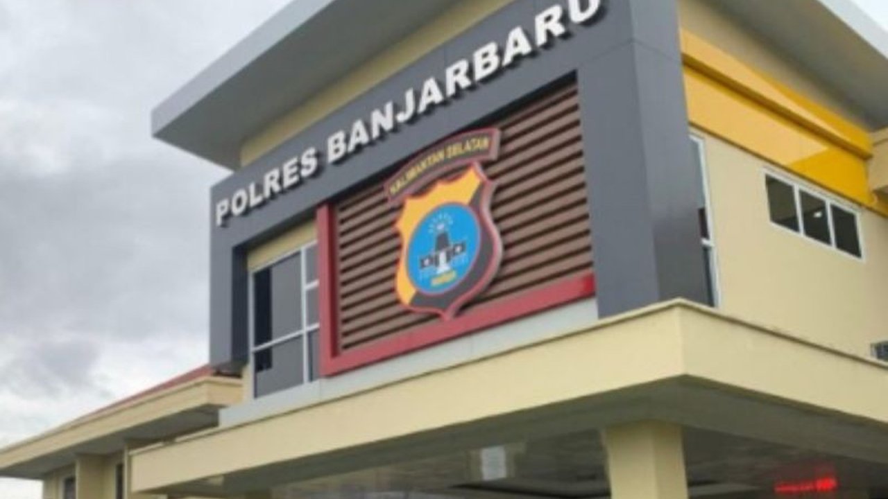 Polres Banjarbaru menetapkan Ketua DPD LPRI Kalsel, SH, sebagai tersangka atas dugaan pelanggaran ketentuan larangan dalam UU Pilkada selama Pemungutan Suara Ulang (PSU) Pilkada Banjarbaru 2025.