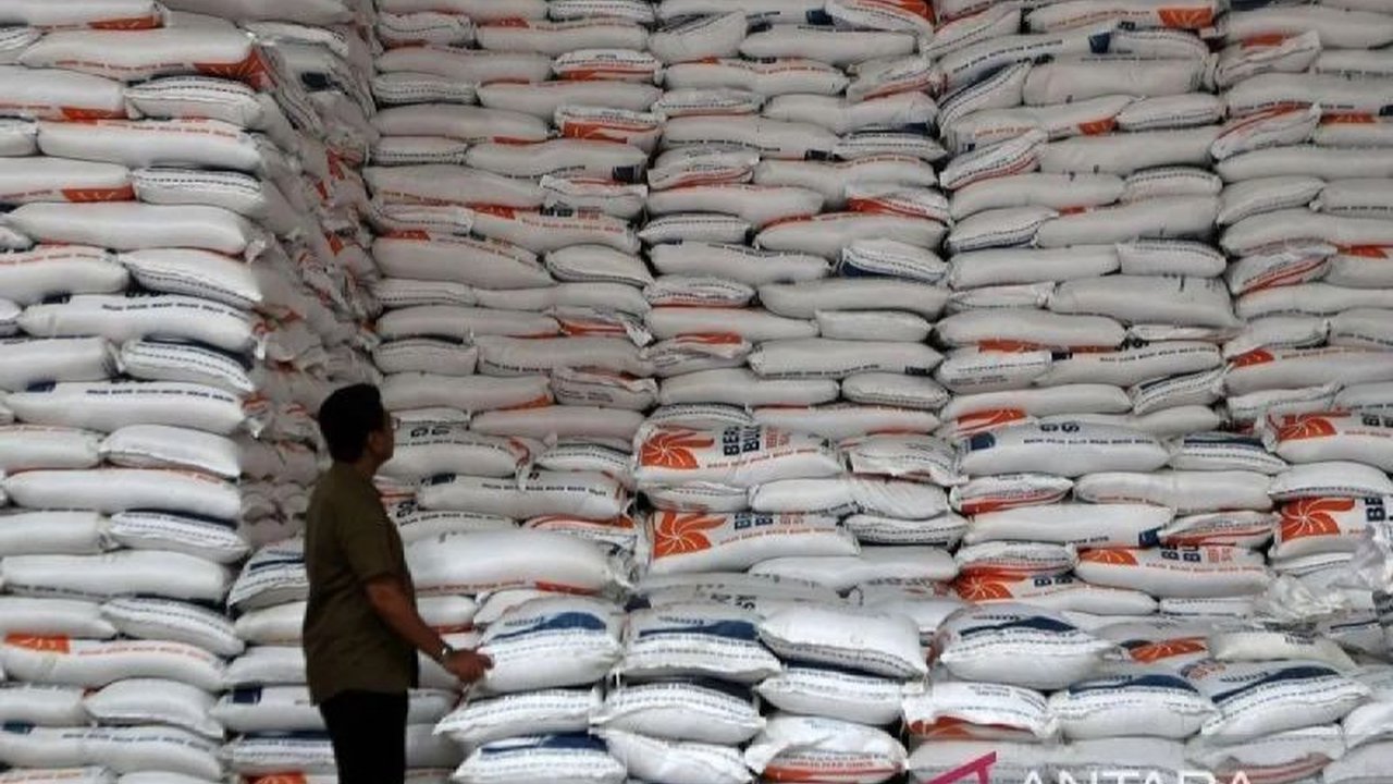 Stok Cadangan Beras Pemerintah (CBP) mencapai 3,7 juta ton, menjadikan Indonesia sebagai produsen beras terbesar di ASEAN, melampaui Thailand dan Vietnam.