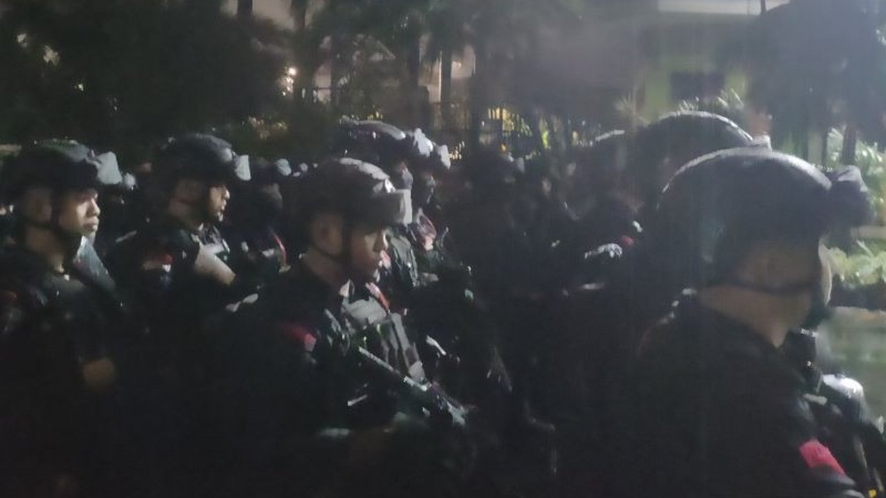 Polri, TNI, dan Satpol PP menggelar operasi gabungan untuk memberantas premanisme di Jakarta Barat dengan mengerahkan 734 personel, menciptakan rasa aman bagi masyarakat.