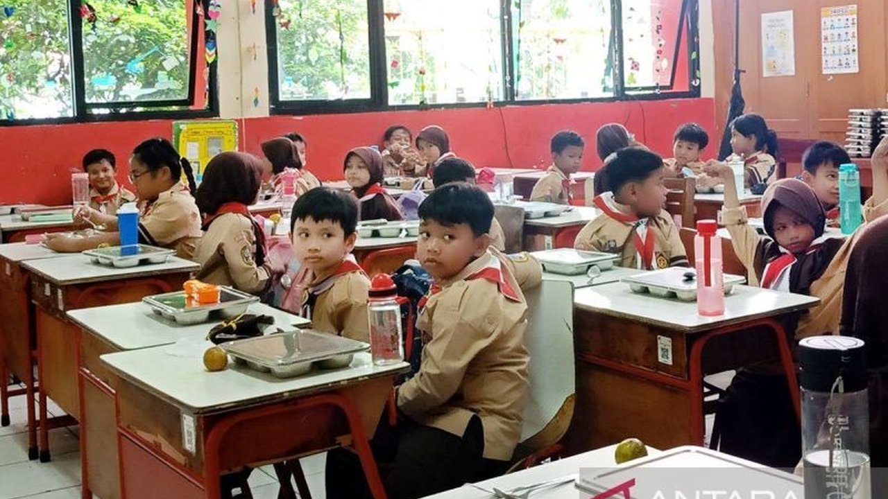 Program Makan Bergizi Gratis (MBG) berpotensi menciptakan 90.000 lapangan kerja baru dan mendorong pertumbuhan ekonomi di Indonesia melalui pembentukan 30.000 Satuan Pelayanan Pemenuhan Gizi (SPPG).