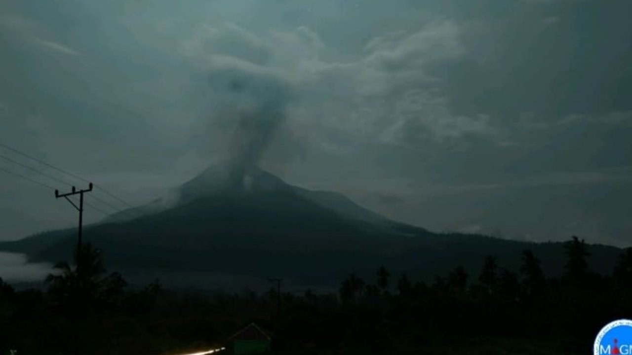 Gunung Lewotobi Laki-laki di Flores Timur, NTT kembali erupsi pada Selasa malam dengan kolom abu mencapai 800 meter, warga diimbau waspada dan menjauhi radius 6 kilometer dari pusat erupsi.