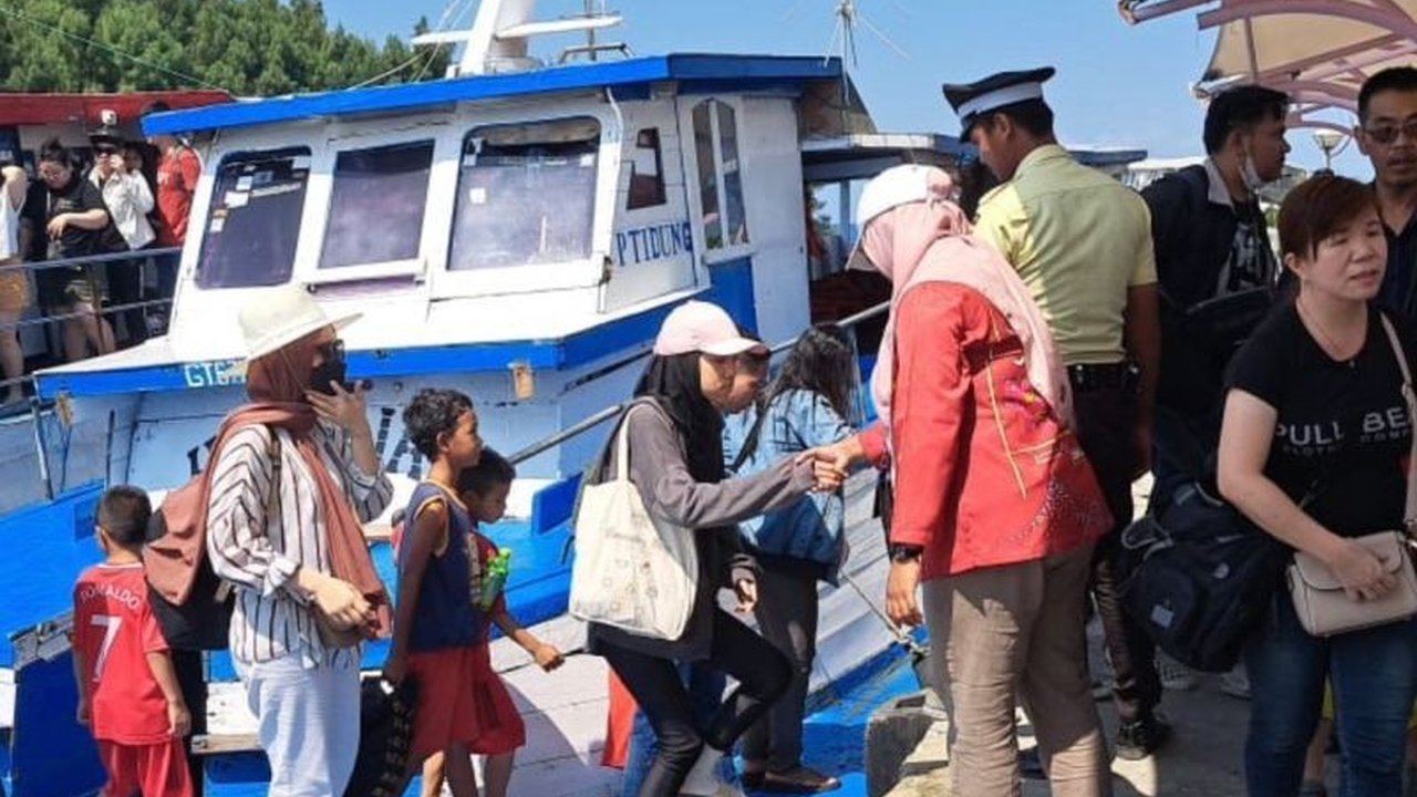 Libur panjang Waisak diramaikan dengan kunjungan 706 wisatawan ke Kepulauan Seribu, menikmati keindahan alam dan berbagai aktivitas wisata yang ditawarkan.