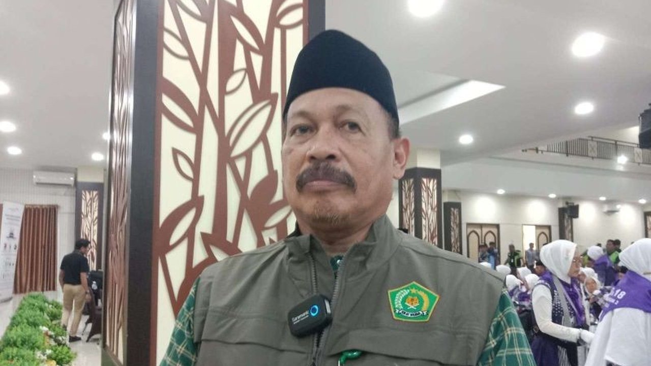 PPIH Embarkasi Makassar telah memberangkatkan 18 kloter jamaah haji ke Tanah Suci, dengan pemberangkatan gelombang pertama berjalan lancar meskipun ada satu calon haji yang meninggal dunia.