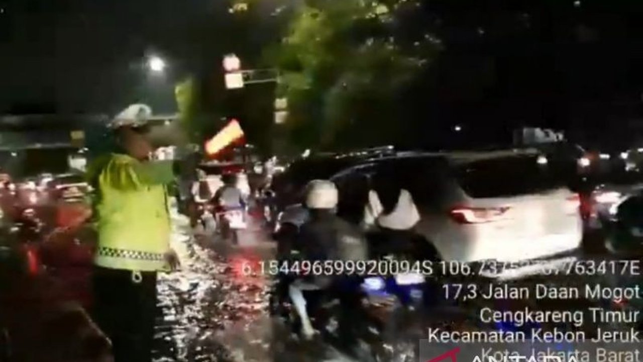 Genangan di Jalan Daan Mogot Surut, Arus Lalu Lintas Padat