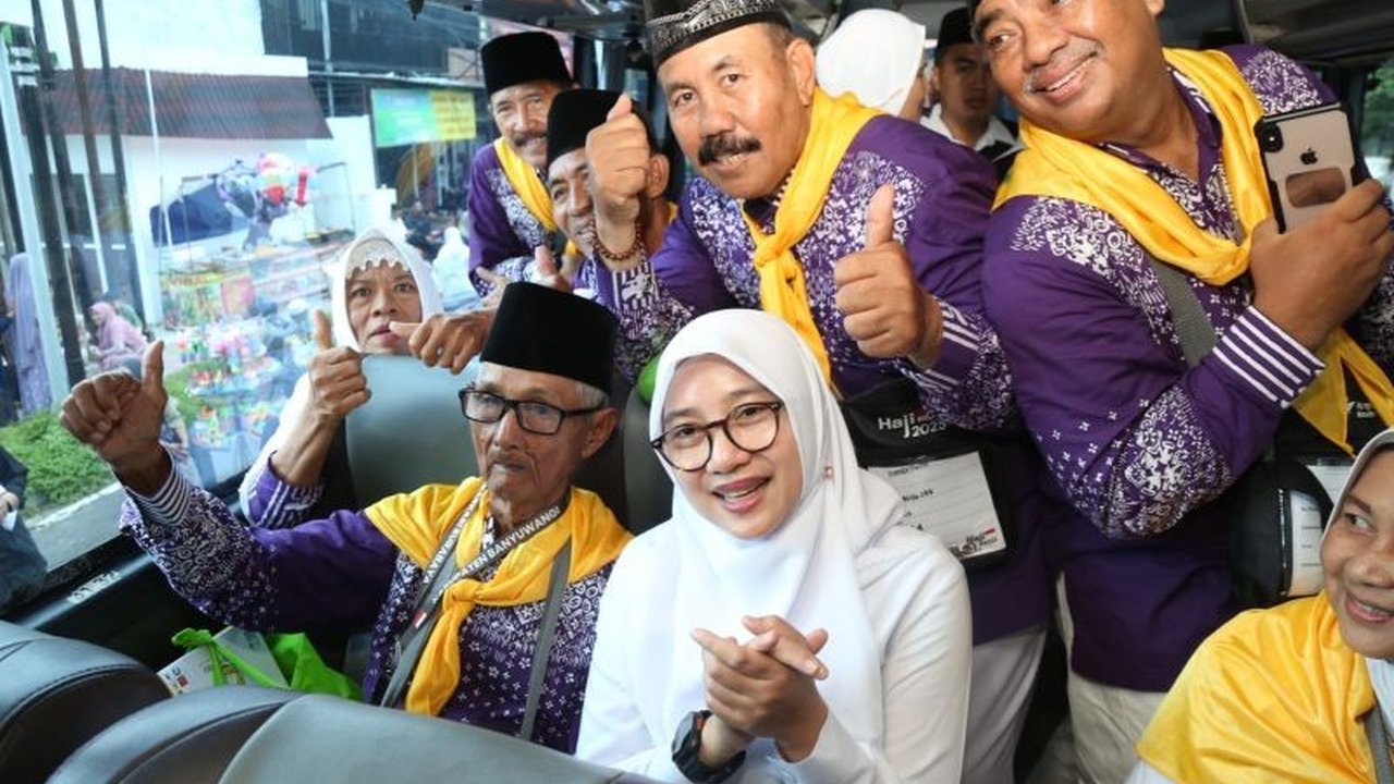 Setelah 15 tahun tekun berjualan koran, Dulhari (88), seorang loper koran di Banyuwangi, akhirnya berhasil mewujudkan mimpinya menunaikan ibadah haji.