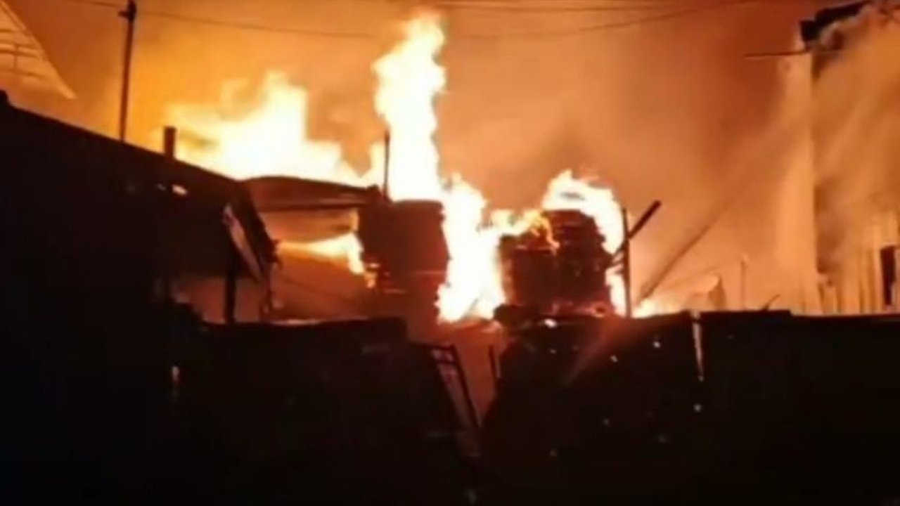 Sebanyak 17 unit mobil damkar dikerahkan untuk memadamkan kebakaran hebat yang menghanguskan rumah tinggal di Jalan Bekasi Timur Raya, Cipinang, Jakarta Timur pada Selasa malam.