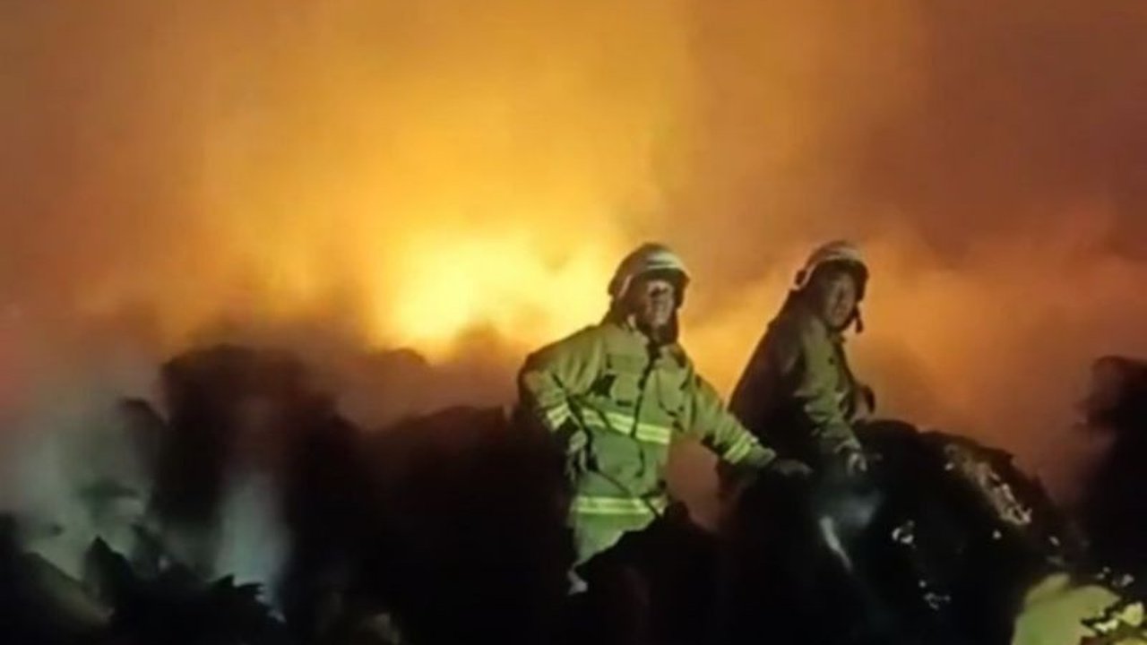 Kebakaran hebat di Cipinang, Jakarta Timur, yang terjadi Selasa malam masih dilokalisir hingga Rabu dini hari, meskipun api belum sepenuhnya padam; petugas berupaya keras memadamkan sisa kobaran api.