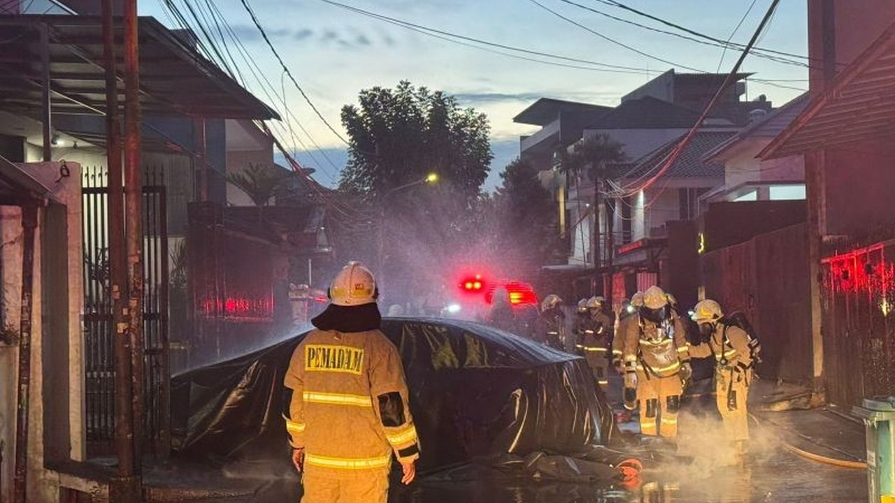 Mobil listrik BYD Seal terbakar di Jakarta Barat diduga akibat korsleting baterai, petugas pemadam kebakaran mengerahkan 6 unit mobil untuk memadamkan api.