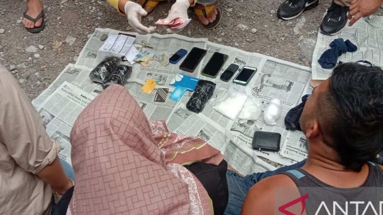 Badan Narkotika Nasional Provinsi (BNNP) Sumatera Barat menggagalkan penyelundupan 1,5 kilogram sabu dari Aceh dan menangkap tiga tersangka yang terancam hukuman mati.