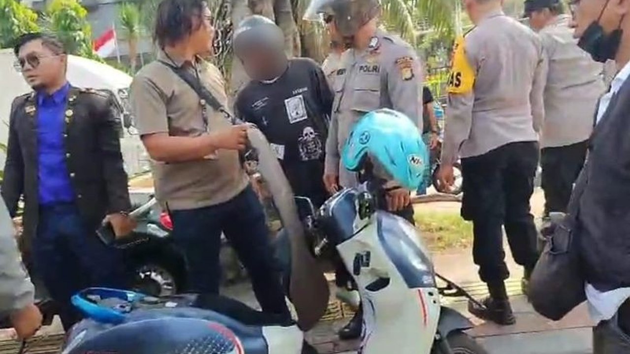 Polisi menangkap empat penagih utang yang meresahkan warga di Cengkareng, Jakarta Barat, karena kerap melakukan penarikan kendaraan bermotor secara paksa.