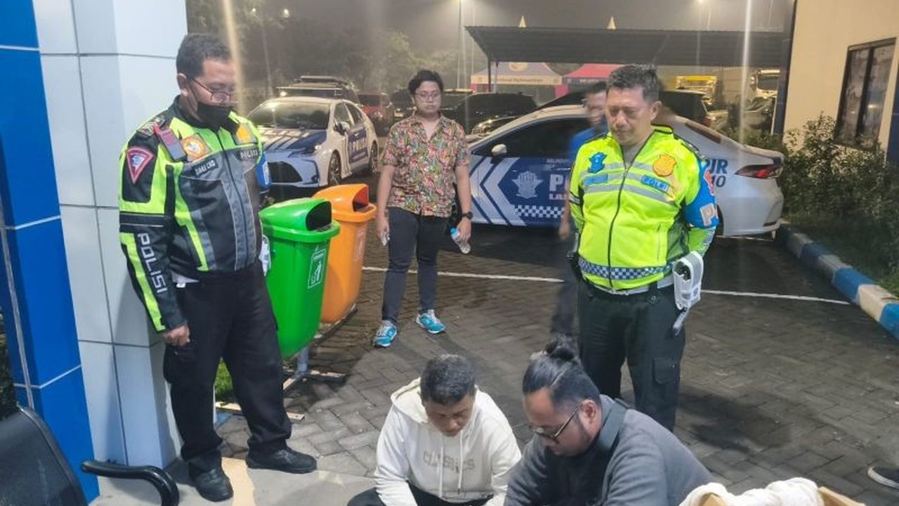 Tujuh kilogram sabu-sabu berhasil digagalkan penyelundupannya oleh Satuan Patroli Jalan Raya (PJR) Ditlantas Polda Jatim bersama BNNP Jatim di Tol Surabaya-Mojokerto; seorang kurir telah ditangkap.
