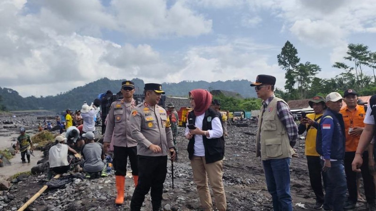 Petugas mencatat getaran banjir lahar hujan Gunung Semeru terjadi beberapa hari terakhir di Lumajang, Jawa Timur, akibat hujan deras yang mengguyur puncak gunung, menyebabkan kerusakan tanggul dan mengancam warga.