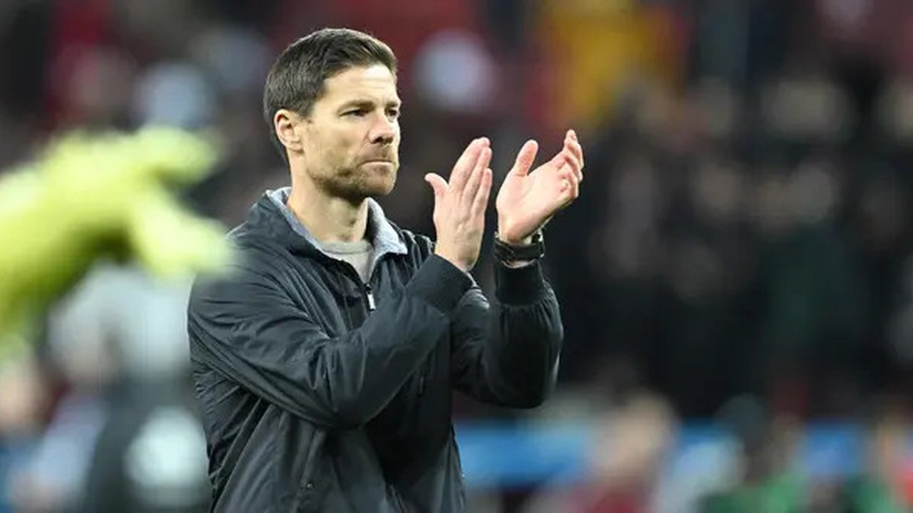Pelatih Bayer Leverkusen, Xabi Alonso, memberi aplaus setelah pertandingan melawan Union Berlin pada laga Bundesliga di Bay Arena, Minggu (12/11/2023). Anak asuh Xabi Alonso masih belum terka