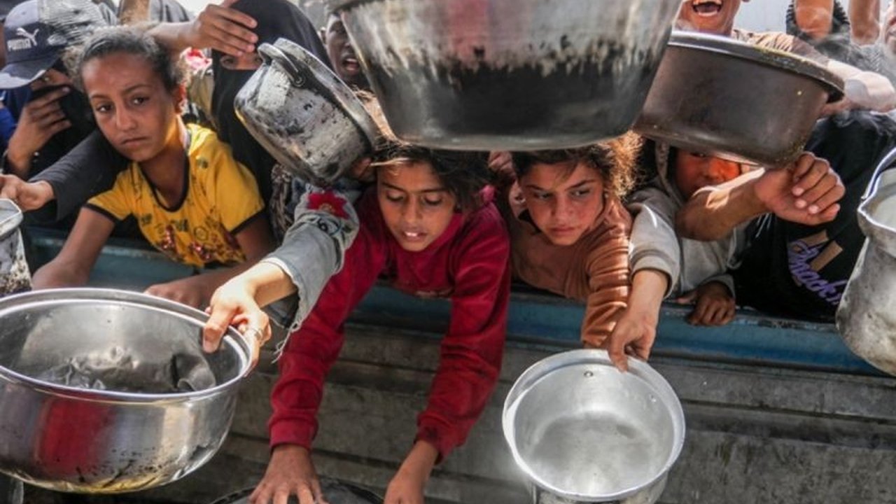 UNRWA menyatakan blokade Israel di Gaza menyebabkan kerusakan permanen pada kehidupan warga Palestina, memicu krisis kemanusiaan akibat kelangkaan makanan dan obat-obatan.