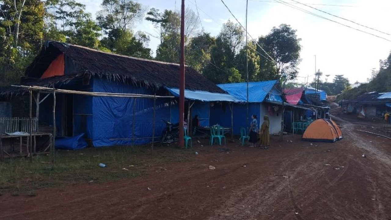 Anggota DPRD Banten mendesak pemerintah pusat dan daerah segera membangun hunian tetap bagi 135 KK korban bencana alam di Lebak yang masih tinggal di tempat sementara tidak layak huni sejak 2020.