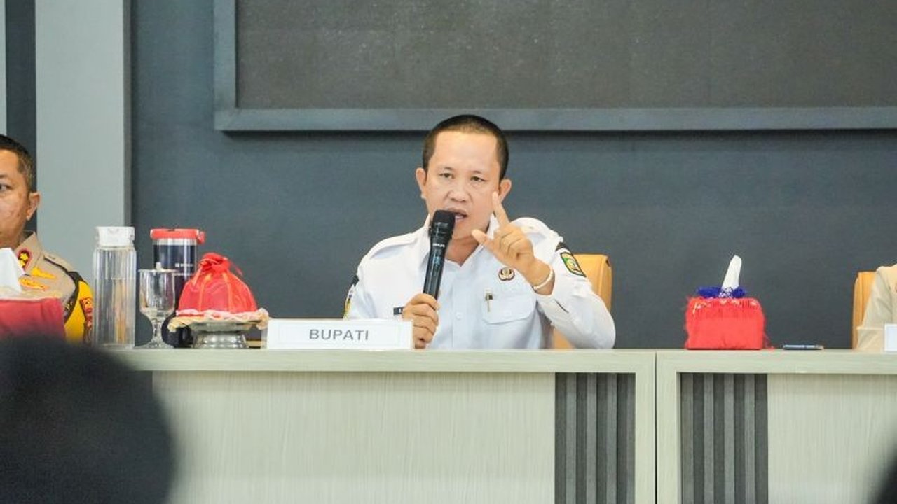 Bupati Morowali menolak pembangunan intake air baku industri oleh PT BTIIG di Sungai Karaopa karena mengancam sumber kehidupan petani di tiga kecamatan lumbung pangan Morowali, langkah ini mendapat dukungan Gubernur Sulteng.