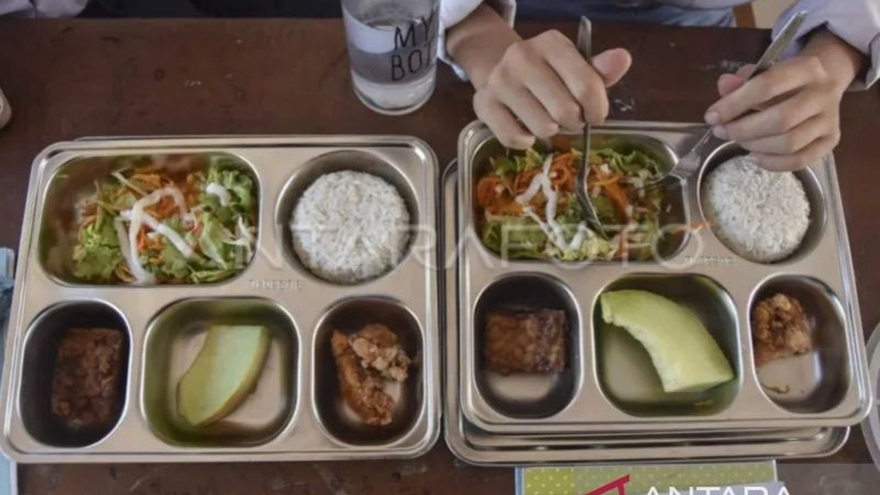 Tim dapur SPPG Bantul makin bersemangat setelah menerima banyak surat ucapan terima kasih dari siswa penerima Program Makan Bergizi Gratis (MBG) yang memuji variasi dan cita rasa makanan yang disajikan.