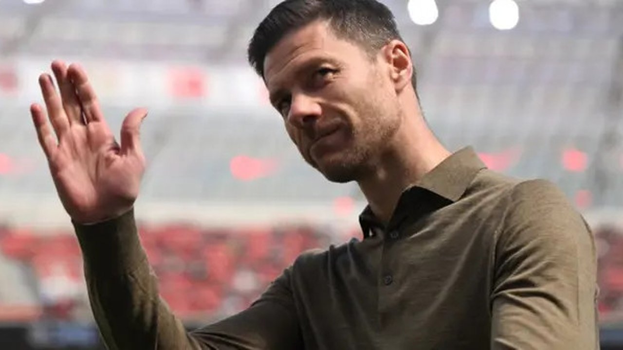 Pelatih kepala Bayer Leverkusen asal Spanyol, Xabi Alonso, melambaikan tangan sebelum pertandingan divisi pertama Bundesliga Jerman antara Bayer 04 Leverkusen dan FC Augsburg di Leverkusen
