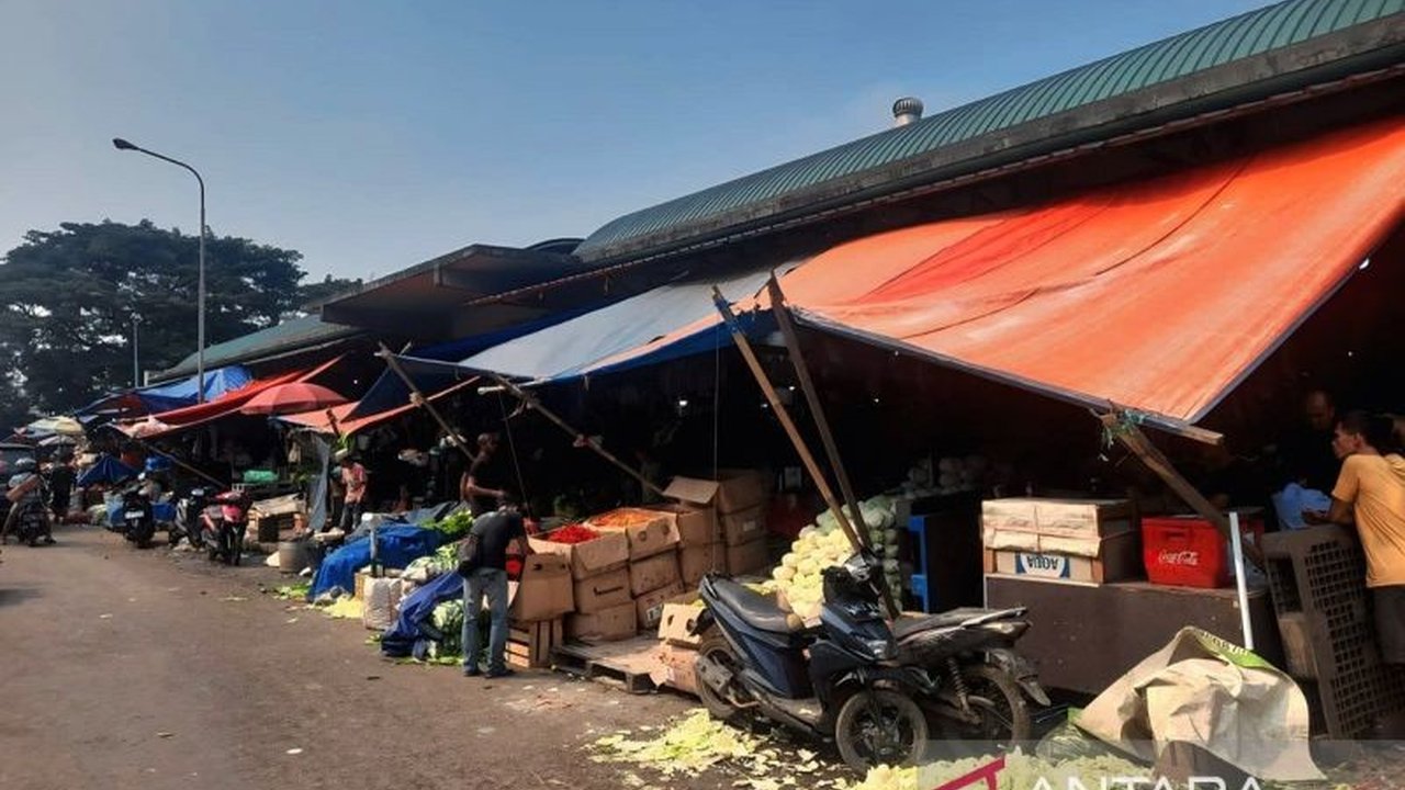 Kepolisian Jakarta Timur menyelidiki kasus intimidasi yang dilakukan oknum ormas terhadap Kepala Keamanan Pasar Induk Kramat Jati, seorang purnawirawan Polri, yang diduga terkait pengaturan PKL dan pungli.