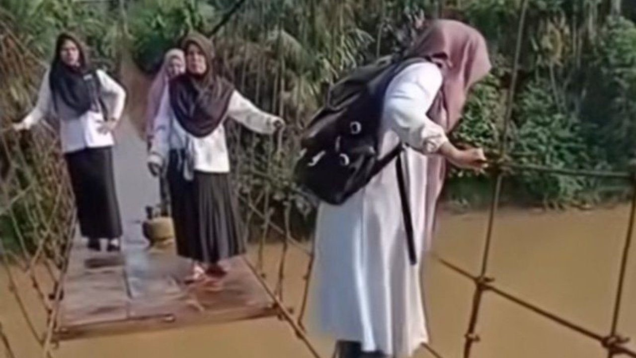 Pemkab Merangin, Jambi, sedang memperbaiki jembatan gantung di Desa Limbur yang rusak dan meminta warga menggunakan jalur alternatif sementara perbaikan berlangsung.