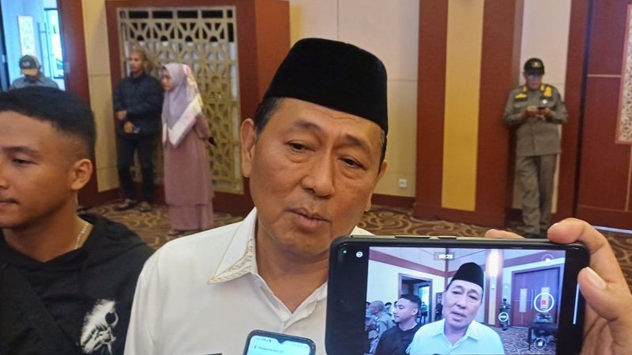 Pemerintah Provinsi Kepri hanya memberikan satu pasang seragam OSIS gratis untuk siswa SMA/SMK tahun ajaran 2025/2026 karena kebijakan efisiensi anggaran, meskipun ada kemungkinan penambahan anggaran.