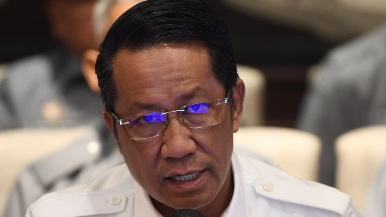 Mantan anggota TNI AL, Satria Arta Kumbara, yang diduga ikut operasi militer Rusia, dinyatakan kehilangan status WNI karena desersi dan melanggar hukum.