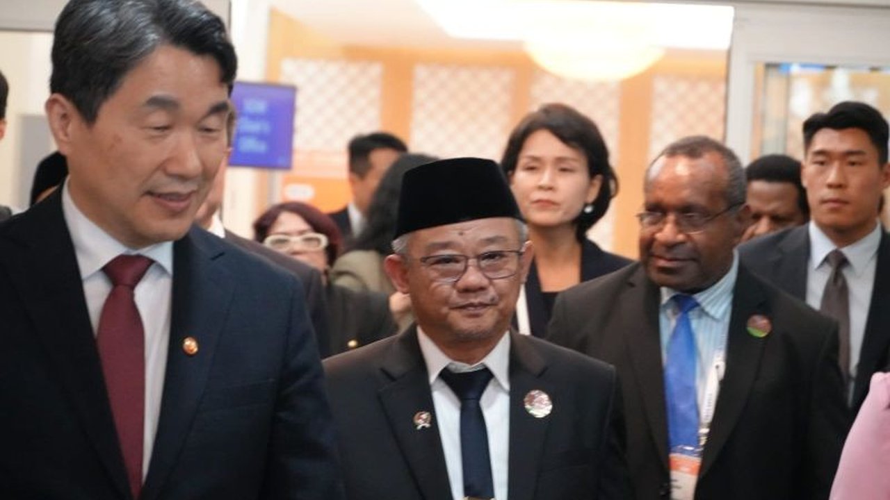 Kementerian Pendidikan Dasar dan Menengah (Mendikbudristek) telah memulai pelatihan guru untuk kurikulum AI baru, menekankan pentingnya kesalehan digital dalam pemanfaatan teknologi.