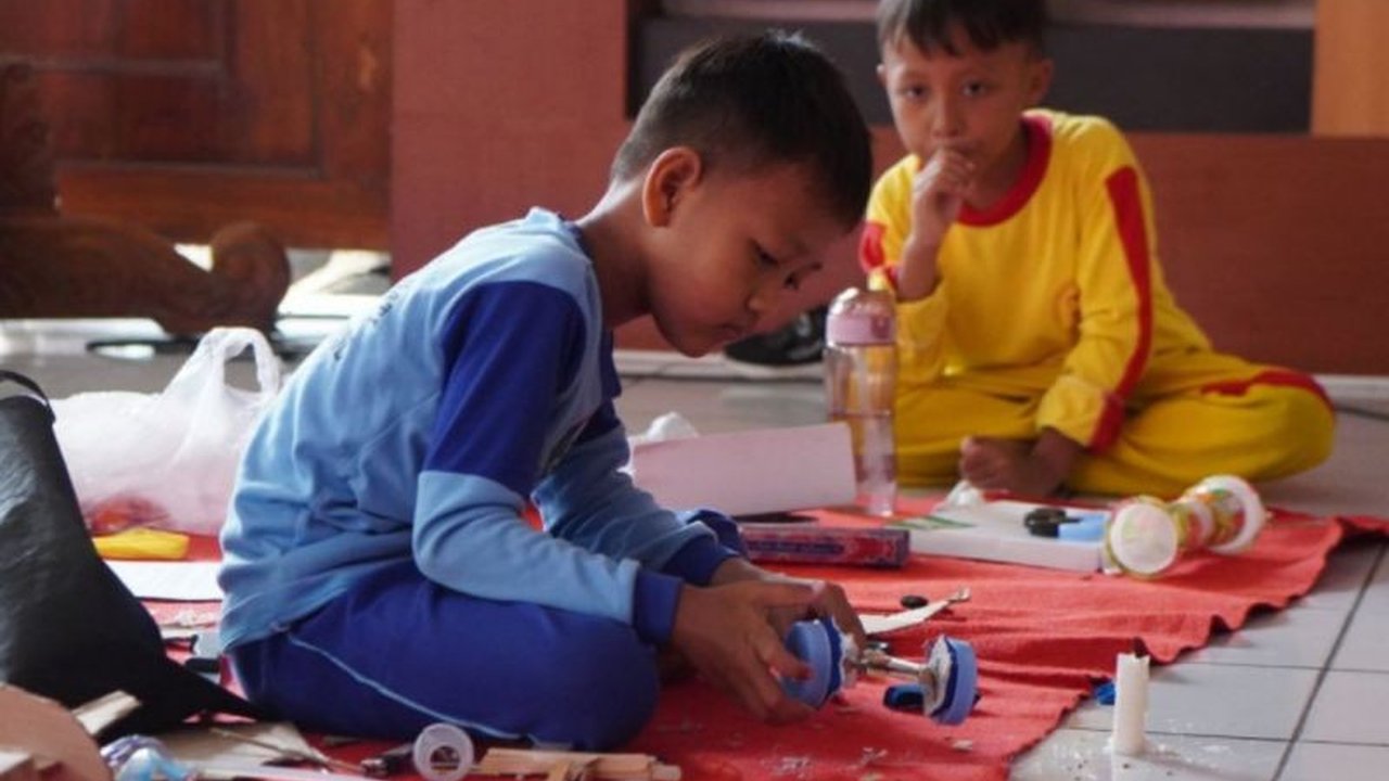 Pemkab Bantul menggelar Semarak PAUD 2025, kompetisi kreasi mainan tradisional dari barang bekas untuk membentuk karakter anak usia dini dan mewujudkan generasi emas 2045.