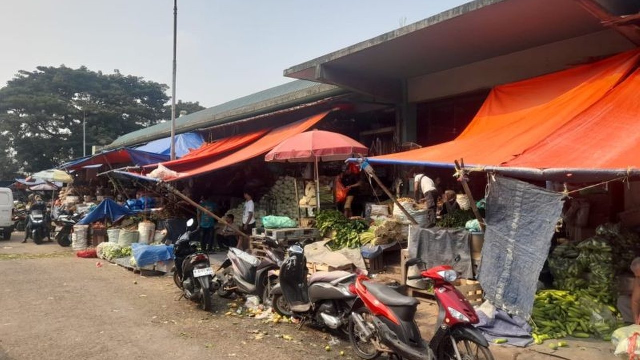 Pedagang kaki lima di Pasar Induk Kramat Jati mengeluhkan pungutan liar oleh preman berkedok ormas yang telah berlangsung puluhan tahun, menyebabkan kerugian dan ketidakadilan.