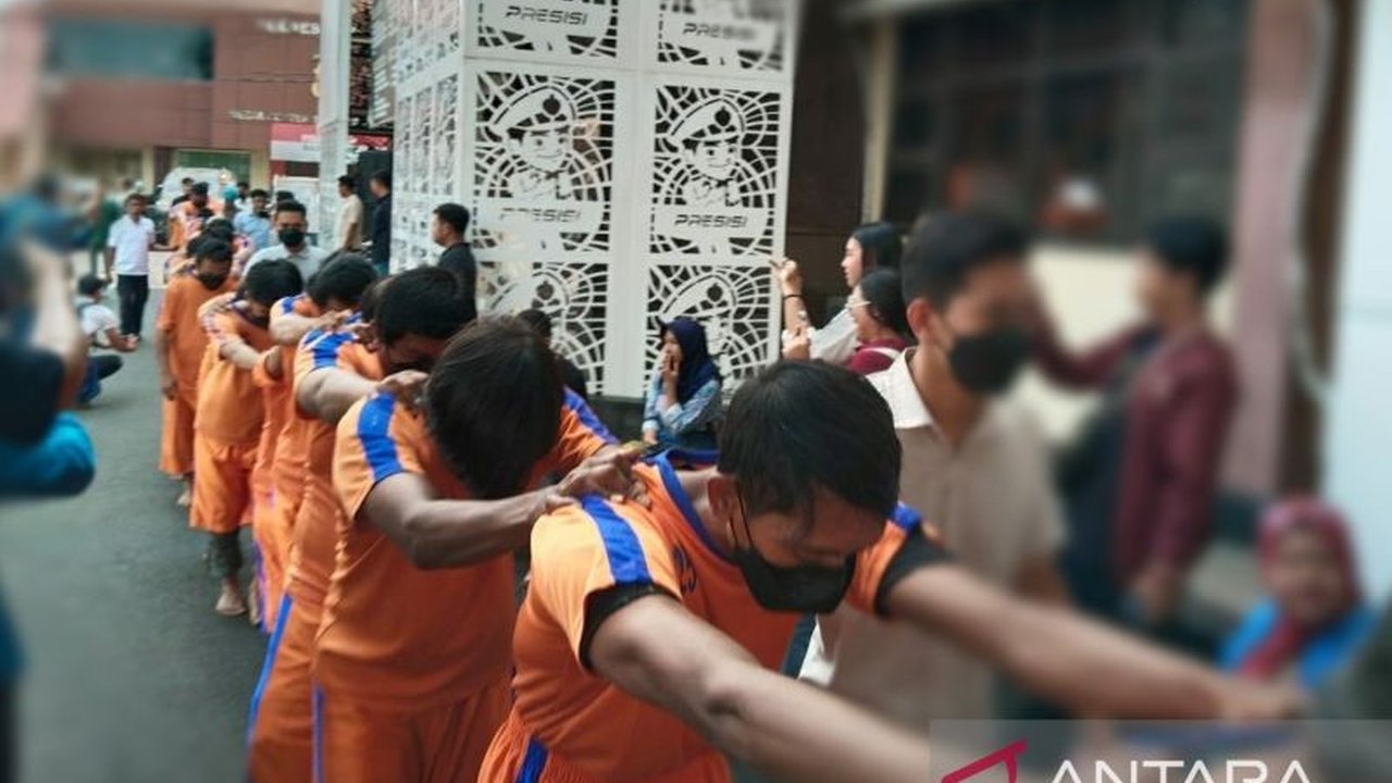 Polres Karawang mengamankan 65 preman dalam Operasi Pekat II Lodaya 2025 yang berlangsung selama sepuluh hari, bertujuan menciptakan rasa aman dan menekan angka kriminalitas di Karawang.