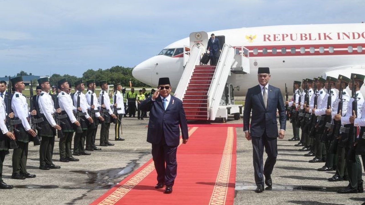 Putra Mahkota Brunei Darussalam, Pangeran Al Muhtadee Billah, memberikan kehormatan tinggi kepada Presiden Prabowo Subianto dengan mengantarnya langsung ke Istana Nurul Iman untuk bertemu Sultan Hassanal Bolkiah.