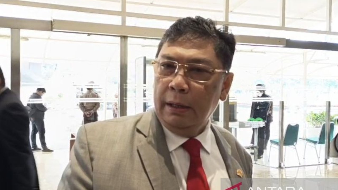 Ketua Komisi I DPR RI, Utut Adianto, mendesak agar markas TNI direlokasi jauh dari pemukiman warga untuk menghindari bahaya dan tragedi seperti peristiwa ledakan amunisi di Garut.