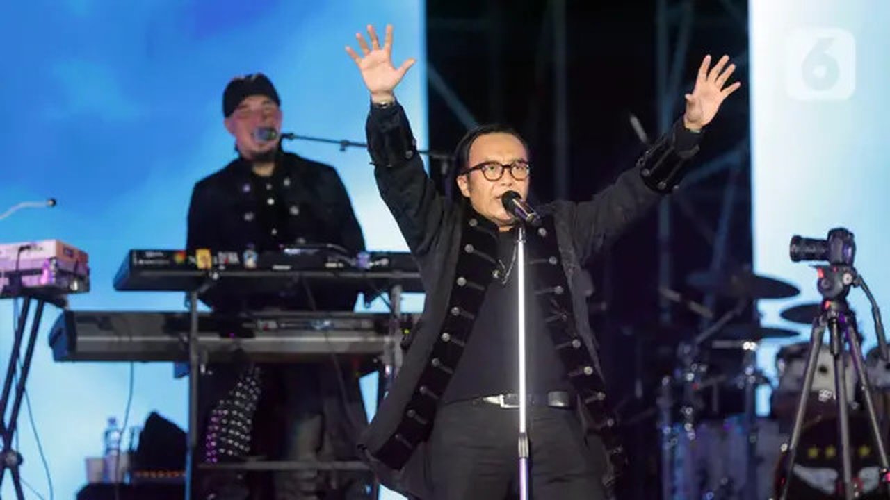 Ari Lasso tampil bersama grup band Dewa 19 pada konser bertajuk Pesta Rakyat 30 Years of Careers Dewa 19 di Jakarta International Stadium, Jakarta, Sabtu (4/2/2023). Ari Lasso tampil denga