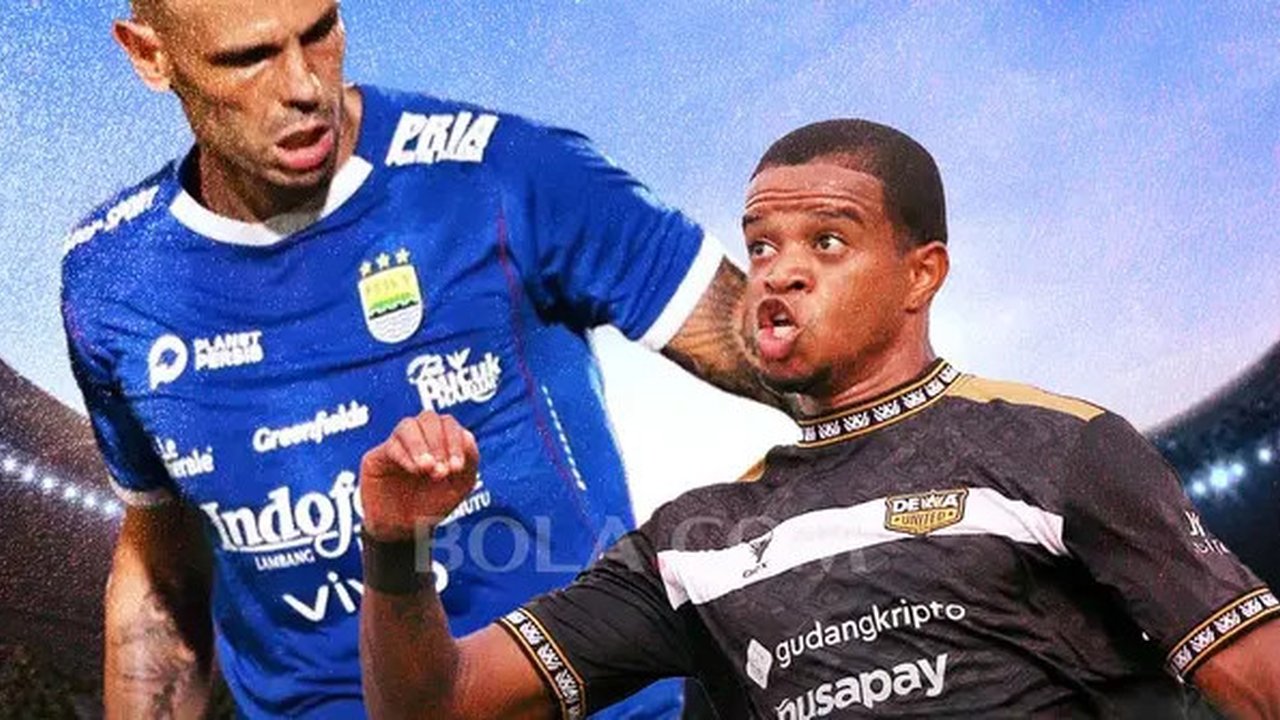 Ilustrasi - Tyronne del Pino Persib, Alex Martins Dewa United (Bola.com/Adreanus Titus)