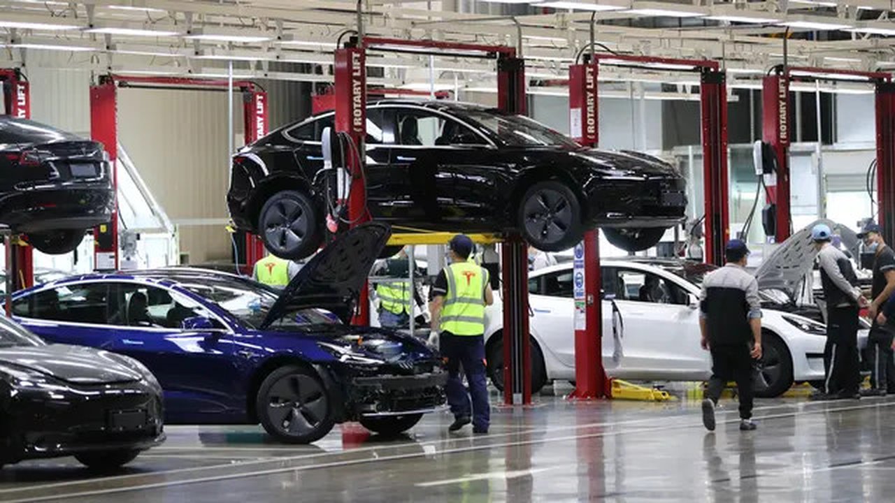 Para karyawan bekerja di Gigafactory Tesla, Shanghai, China, 20 November 2020. Rencana kapasitas produksi tahunan Gigafactory Tesla di Lingang sebanyak 500.000 unit. (Xinhua/Ding Ting)